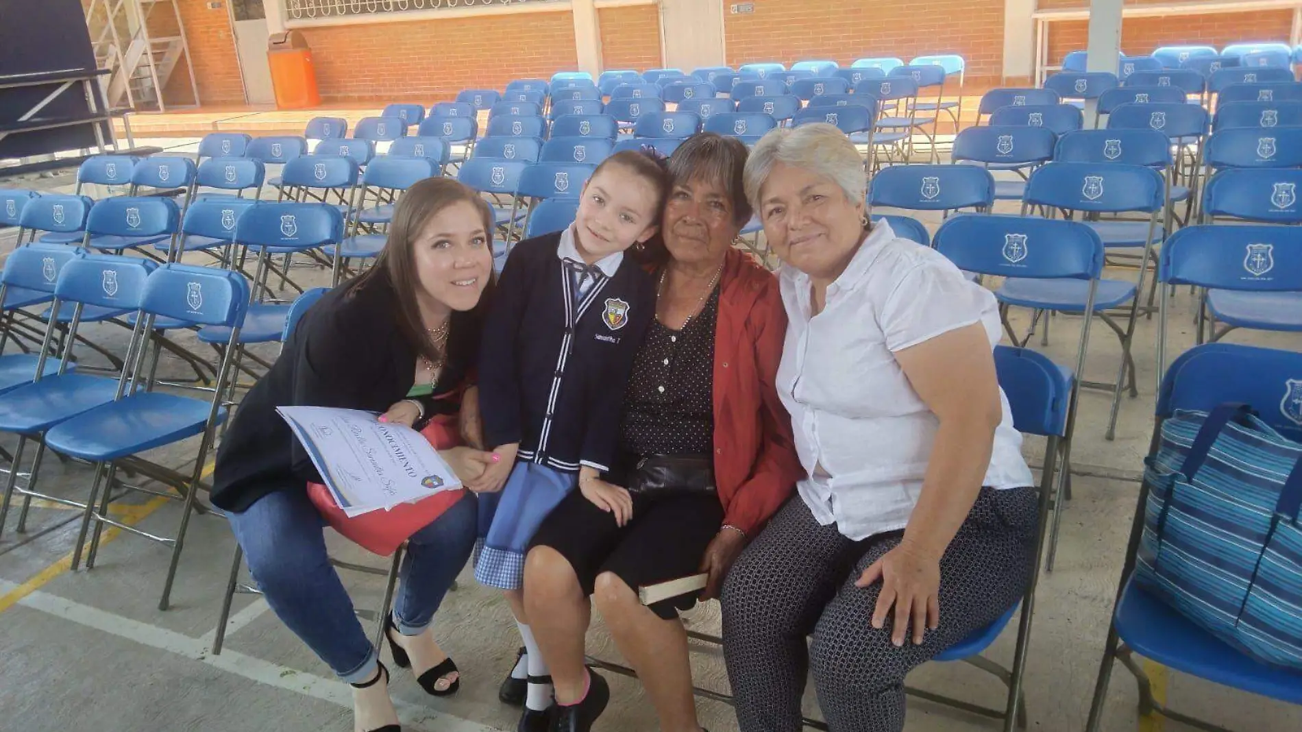 FOTO PRINCIPAL SJR Con su mama y sus abuelas